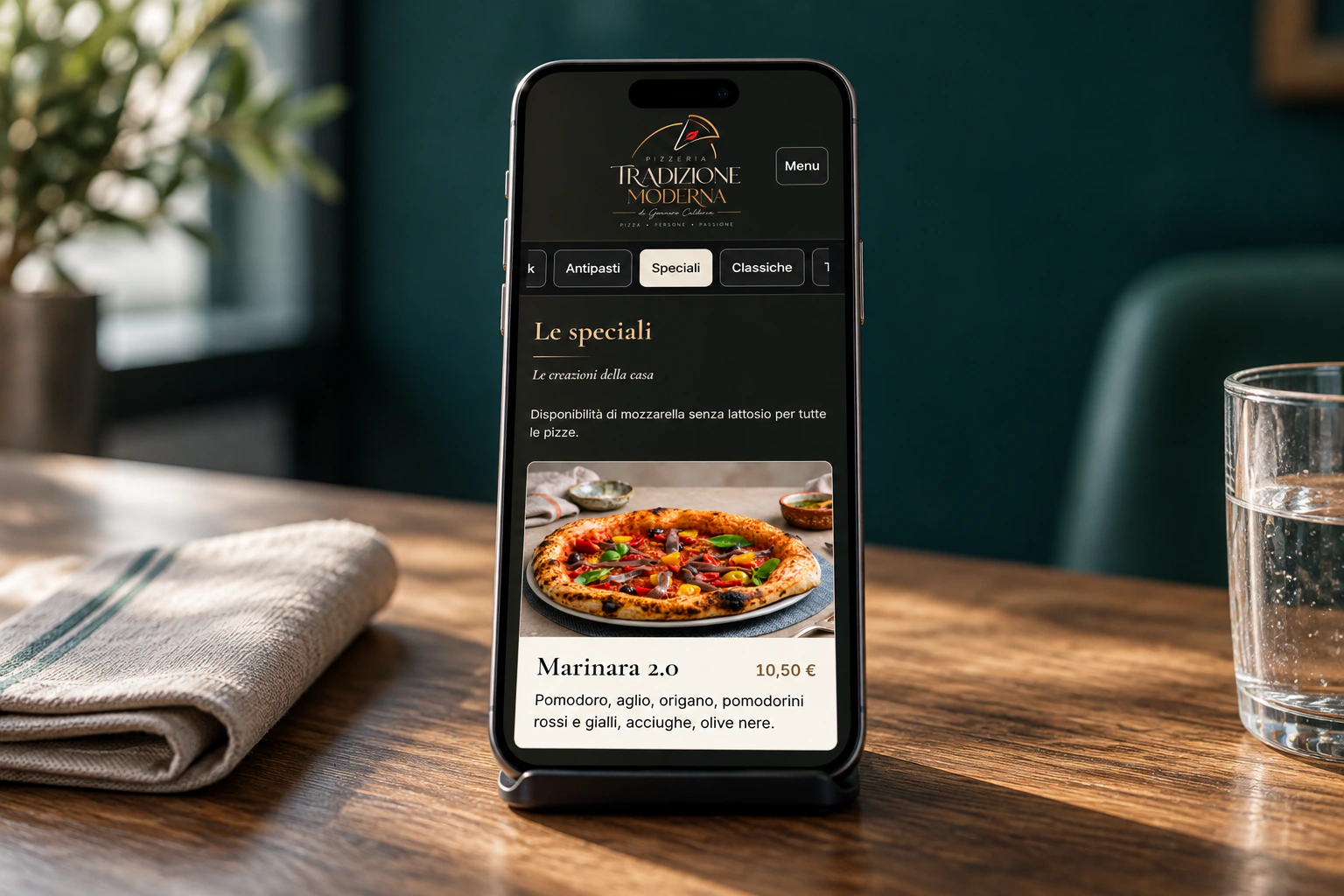 Menu digitale di Tradizione Moderna su smartphone, con fotografia della pizza, ingredienti e prezzo
